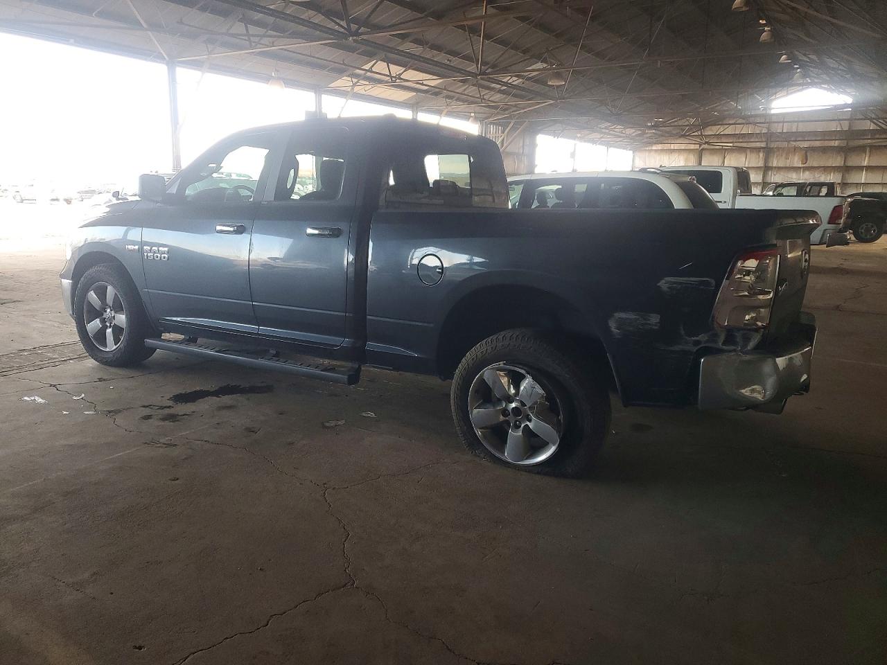 2016 RAM 1500 SLT photo 4