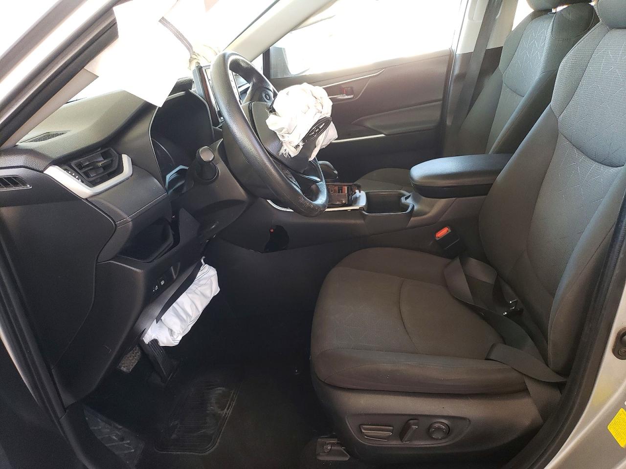 2022 TOYOTA RAV4 XLE photo 7