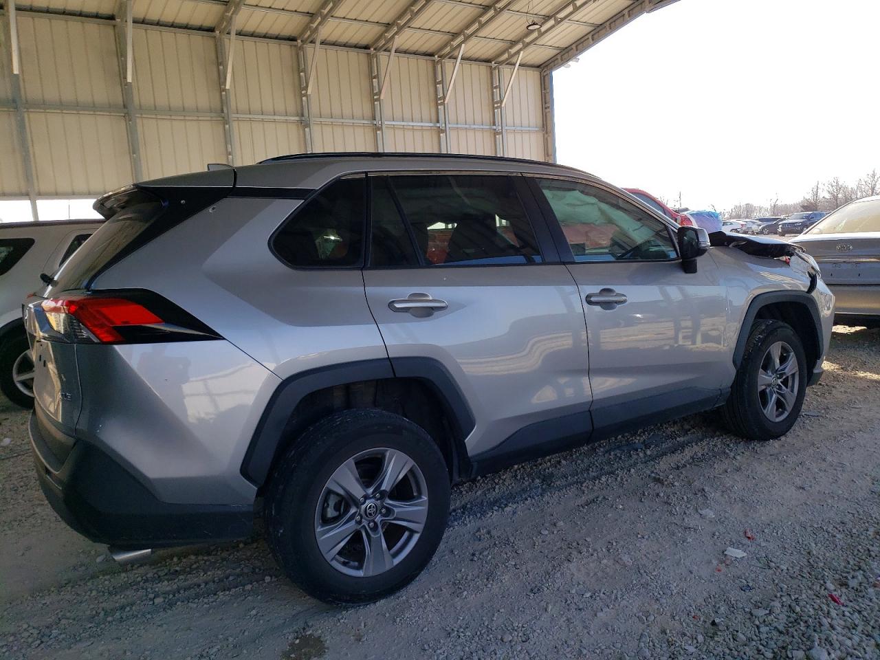 2022 TOYOTA RAV4 XLE photo 3