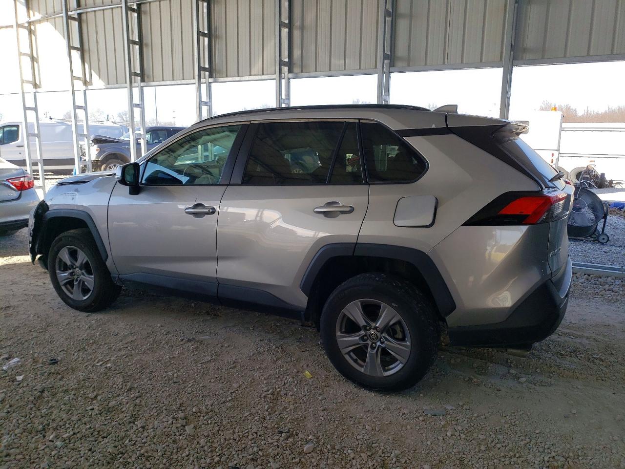 2022 TOYOTA RAV4 XLE photo 2