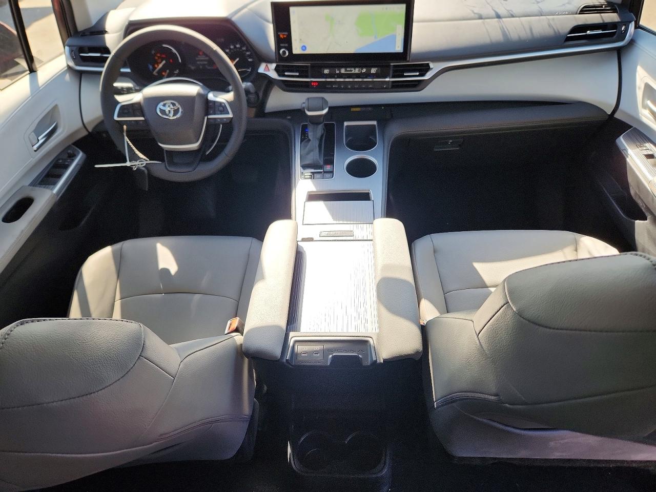 2025 TOYOTA SIENNA photo 8