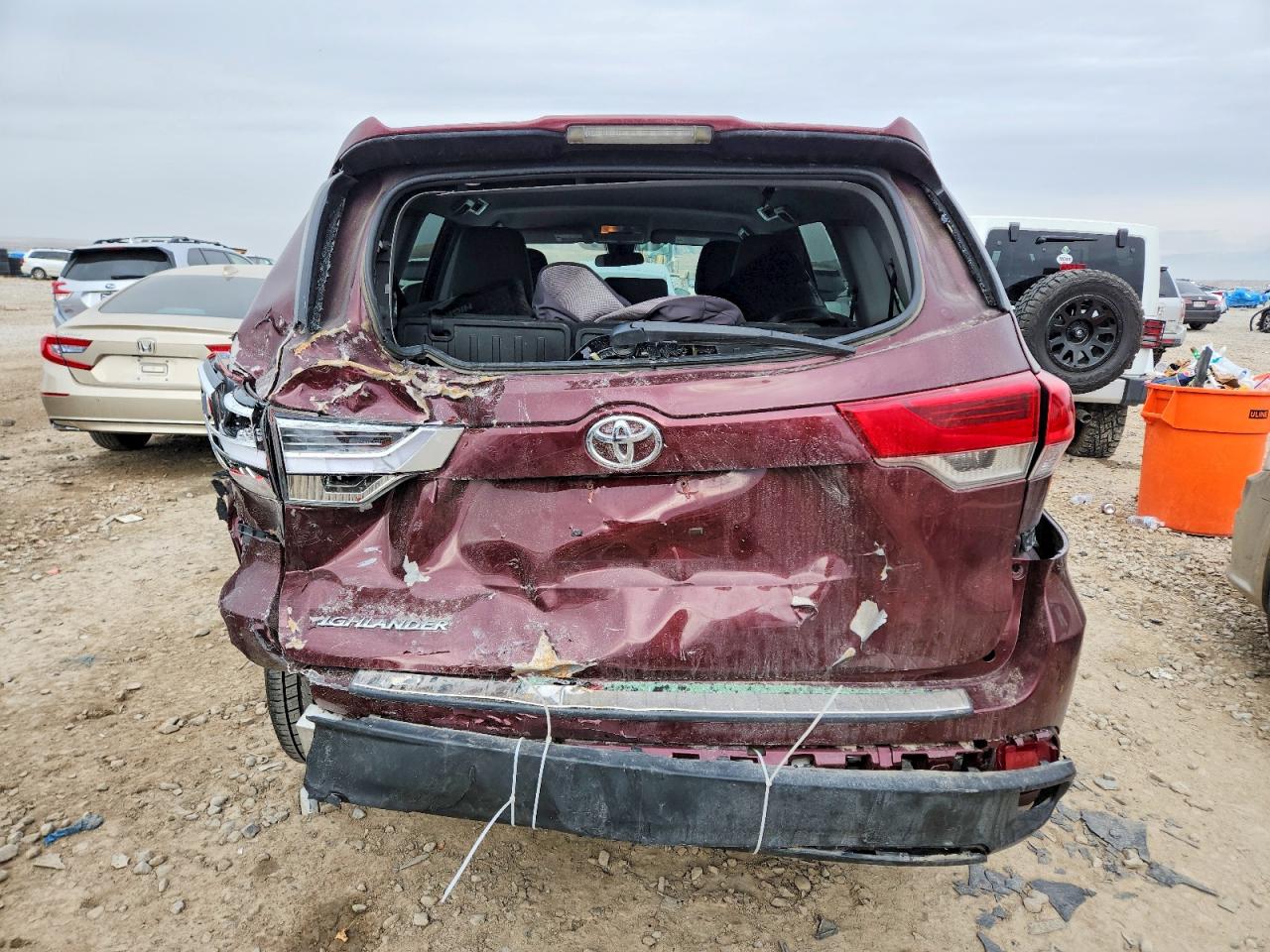 2019 TOYOTA HIGHLANDER LE photo 6