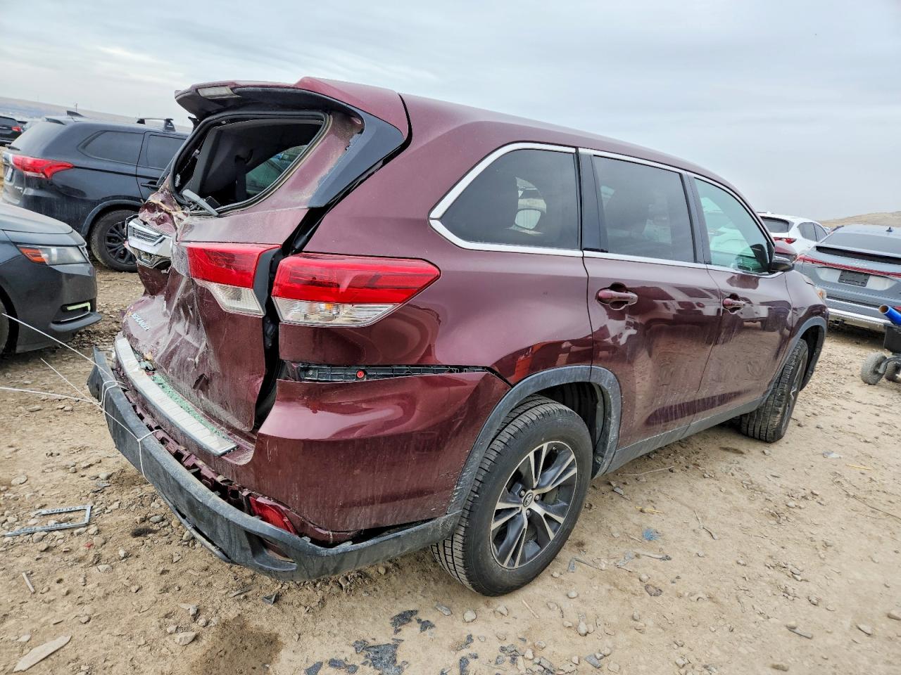 2019 TOYOTA HIGHLANDER LE photo 3
