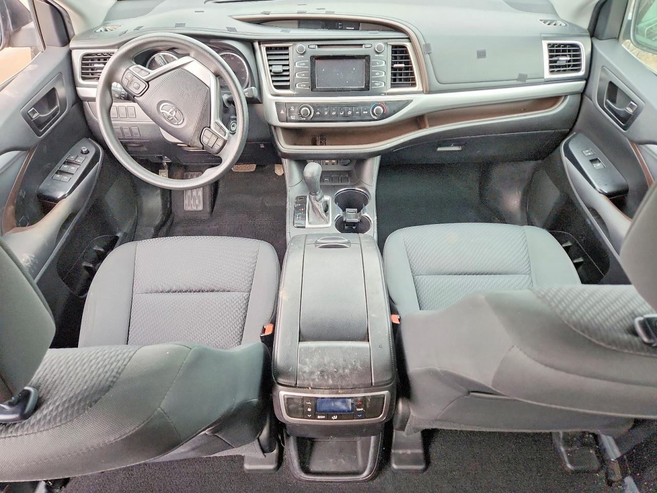 2019 TOYOTA HIGHLANDER LE photo 8