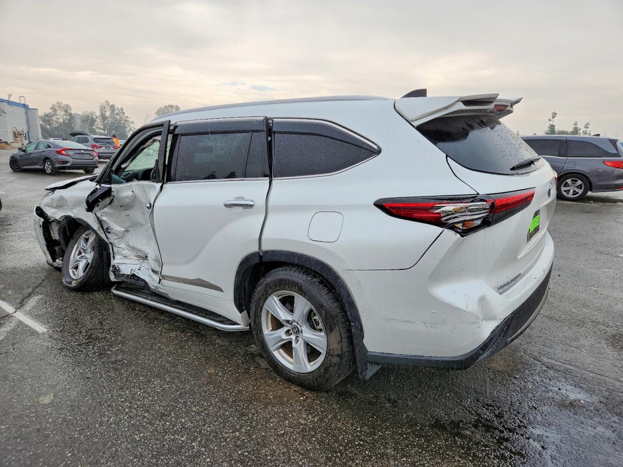 2022 TOYOTA HIGHLANDER HYBRID LE photo 2
