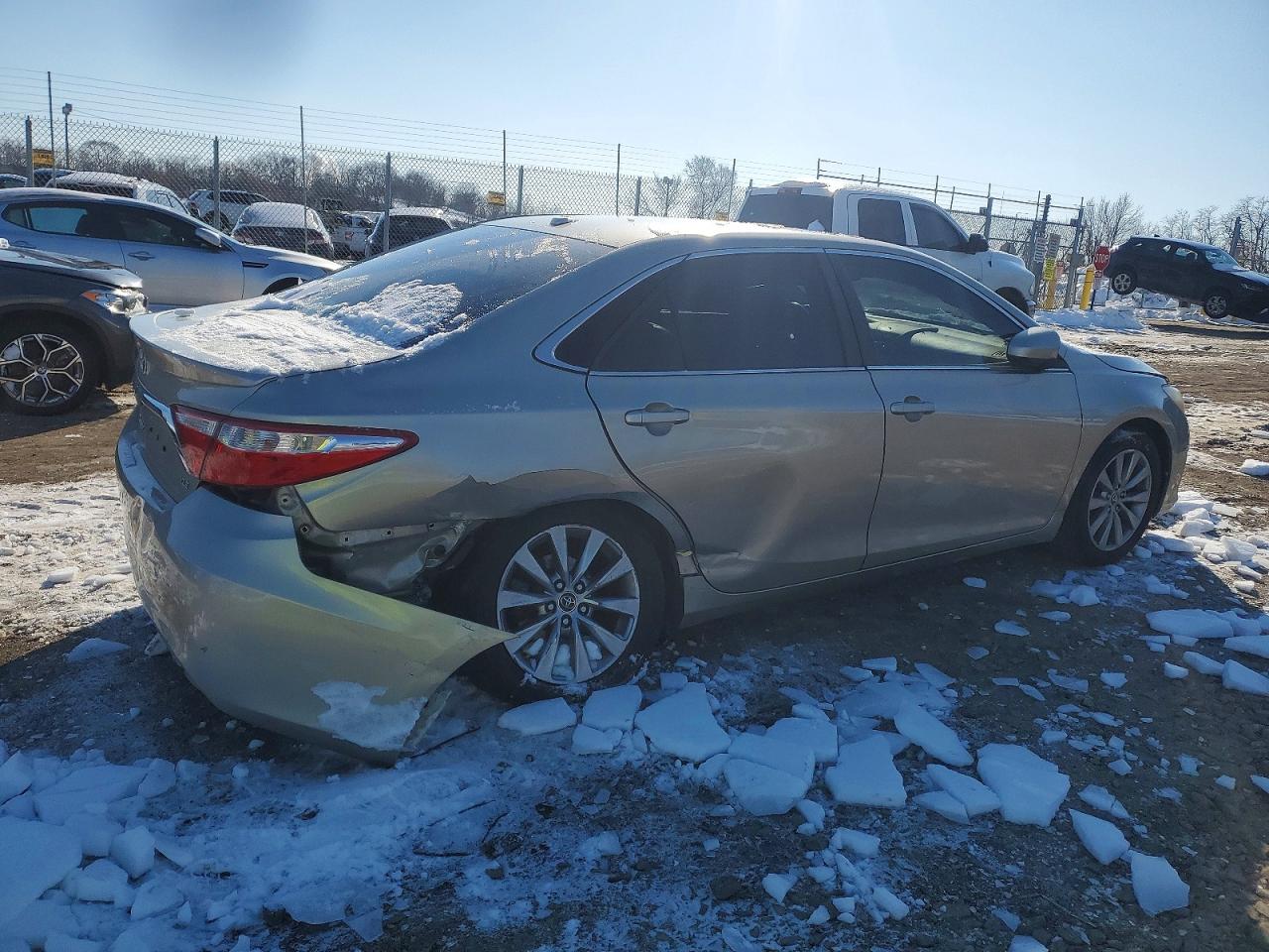 2015 TOYOTA CAMRY LE photo 3