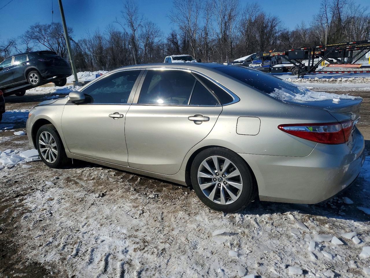 2015 TOYOTA CAMRY LE photo 2