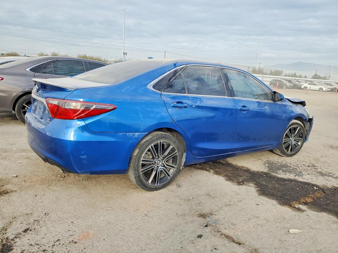 2016 TOYOTA CAMRY LE photo 3
