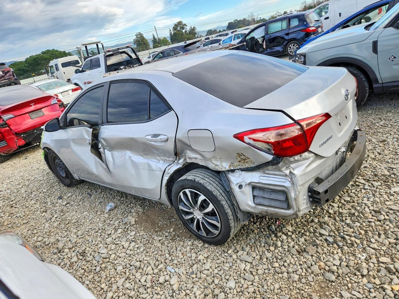 2019 TOYOTA COROLLA photo 3