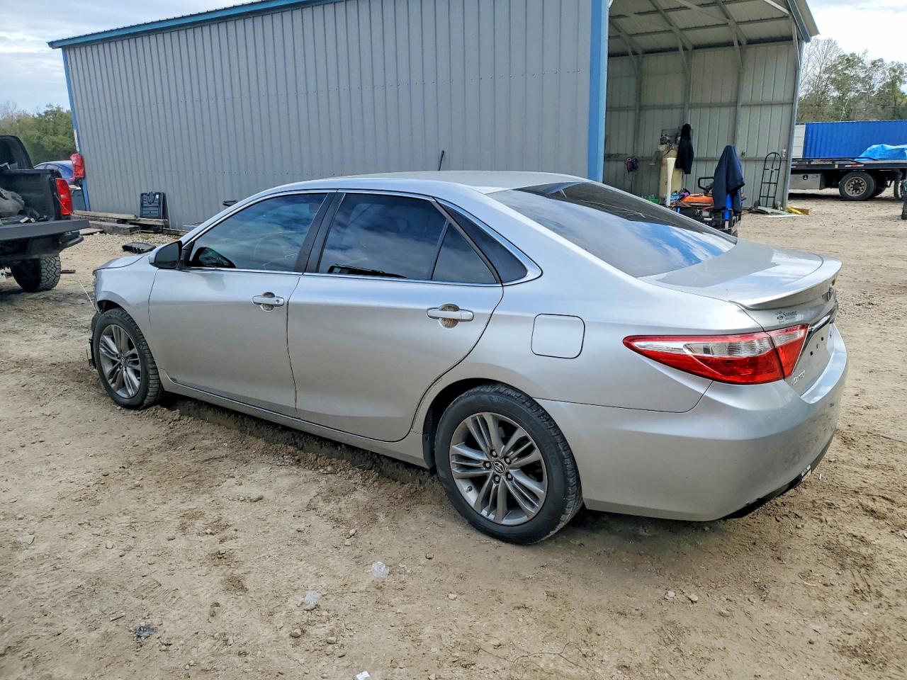 2015 TOYOTA CAMRY LE photo 2