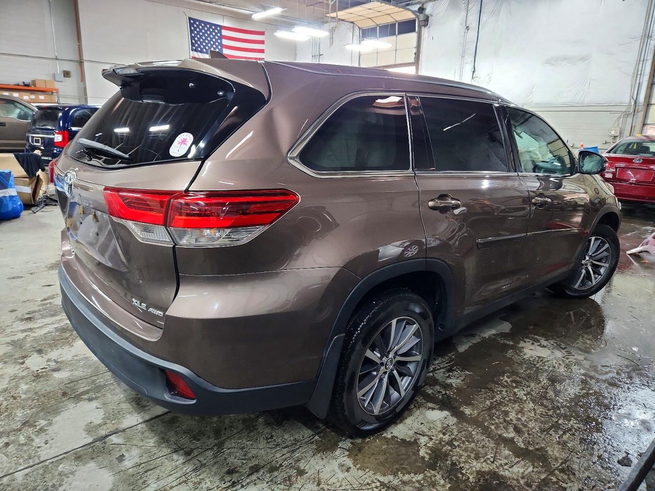 2019 TOYOTA HIGHLANDER XLE photo 7