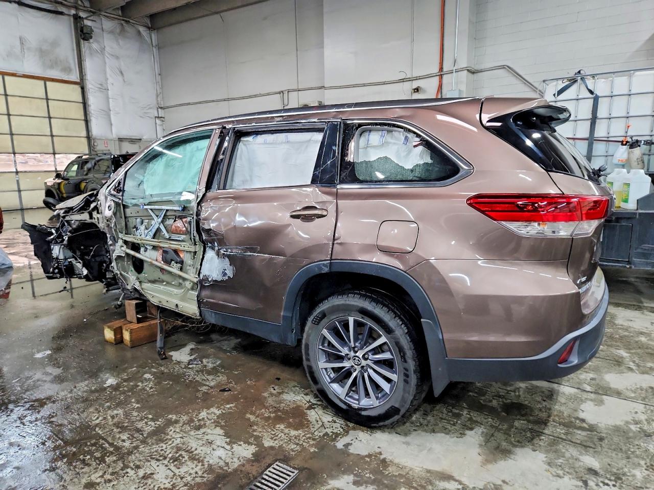 2019 TOYOTA HIGHLANDER XLE photo 4