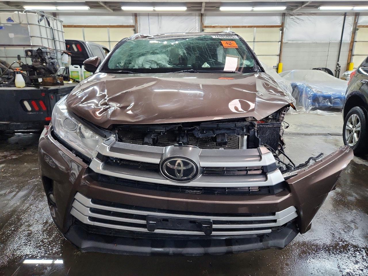 2019 TOYOTA HIGHLANDER XLE photo 13