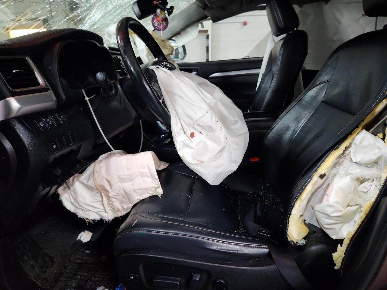 2019 TOYOTA HIGHLANDER XLE photo 19