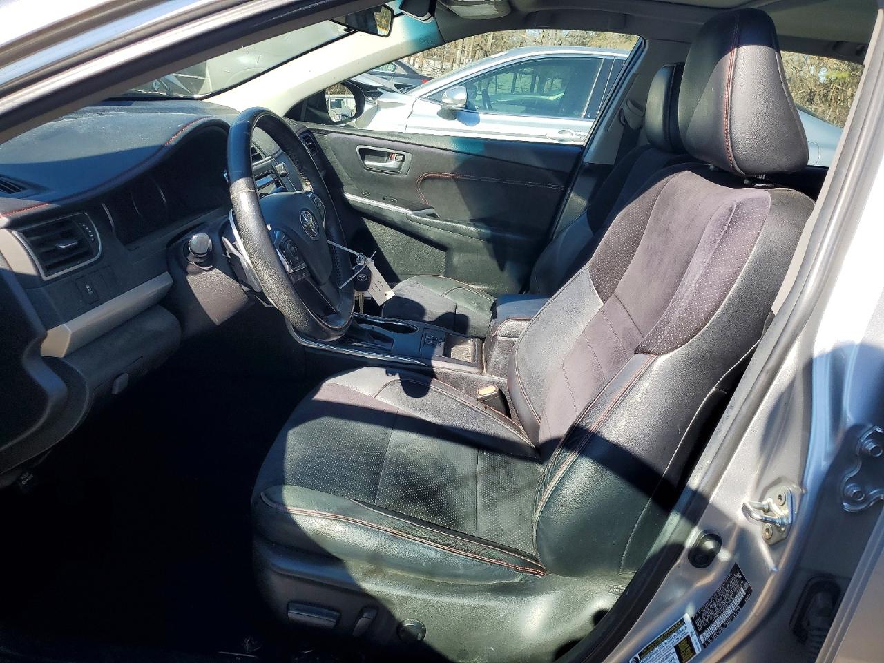 2015 TOYOTA CAMRY XLE photo 13