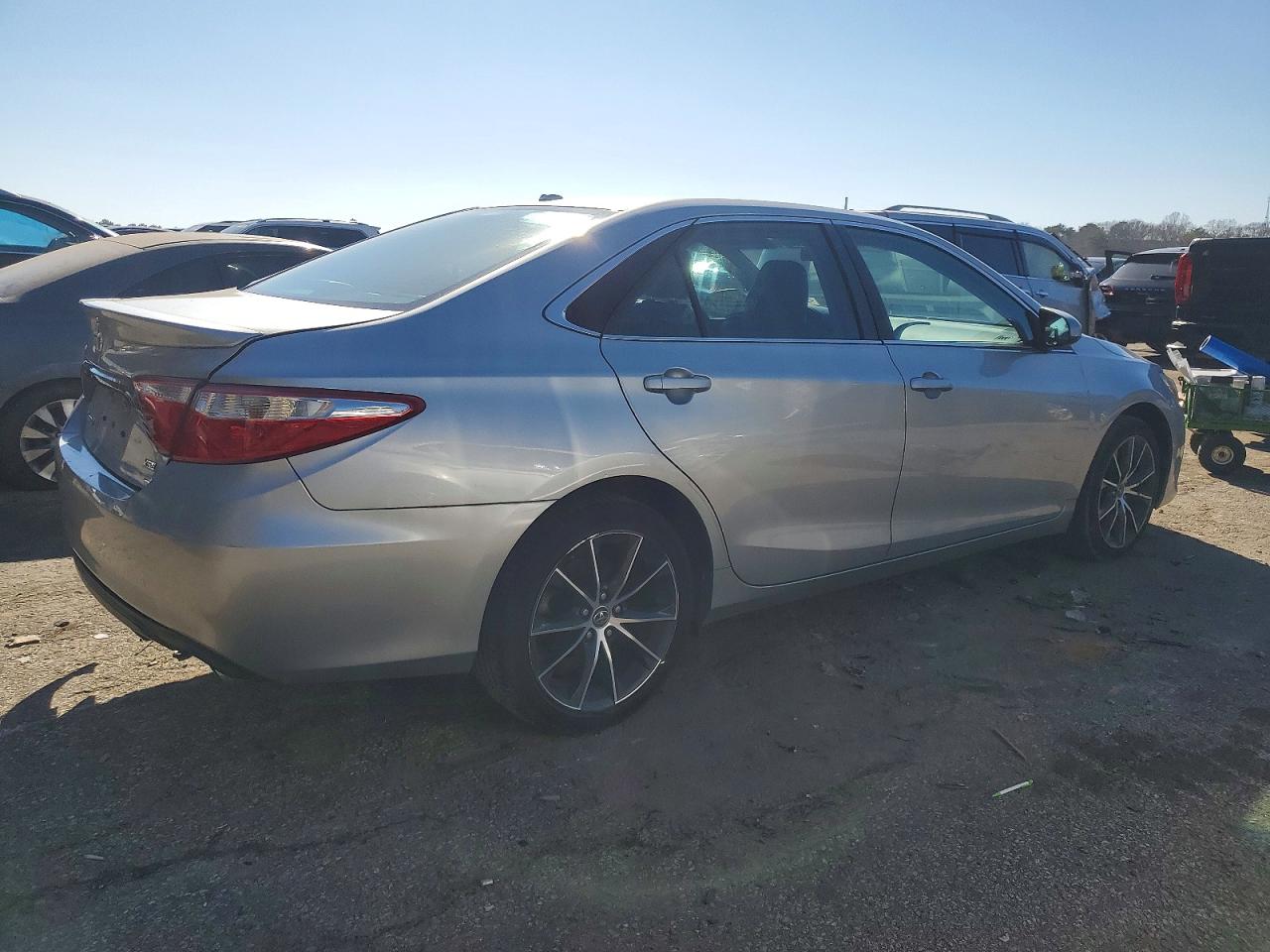 2015 TOYOTA CAMRY XLE photo 5