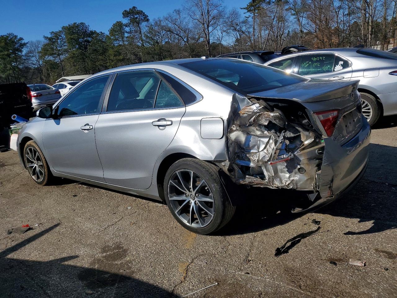 2015 TOYOTA CAMRY XLE photo 3
