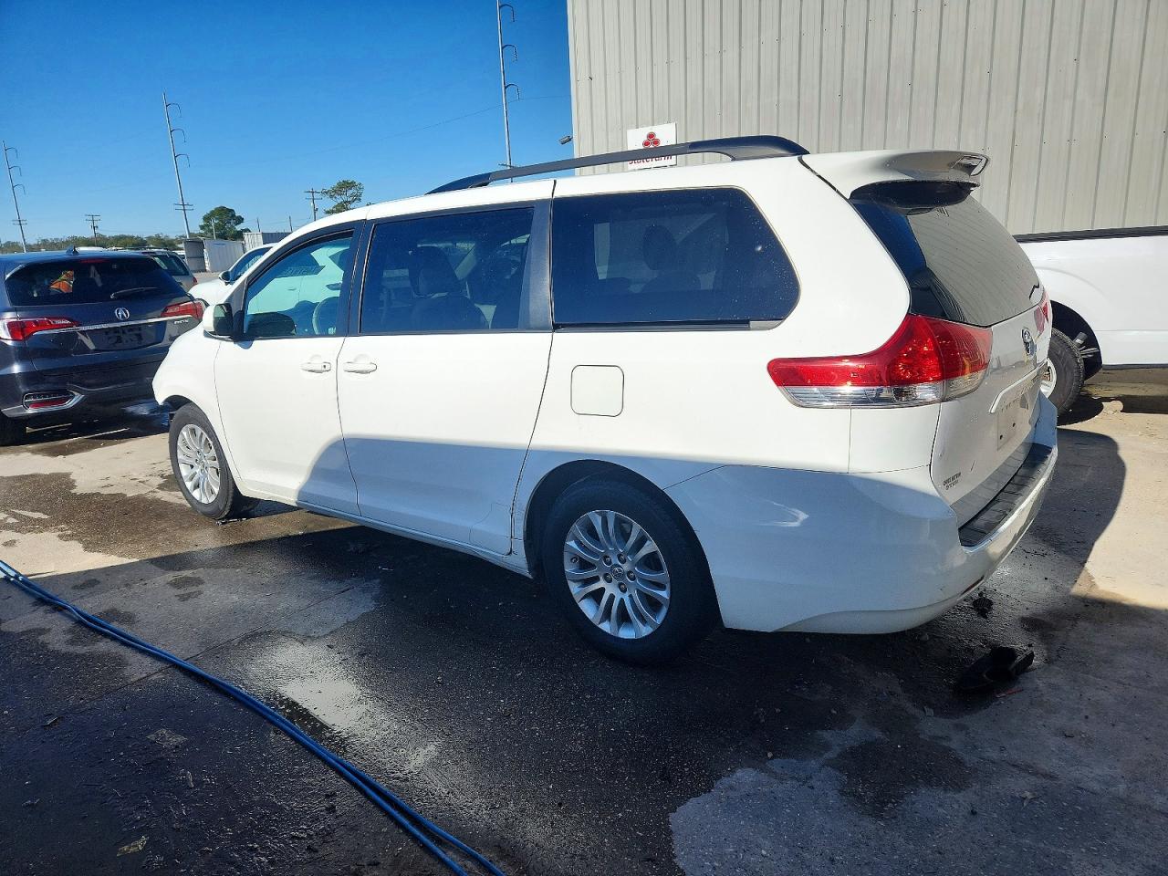 2014 TOYOTA SIENNA XLE 8-PASSENGER photo 2