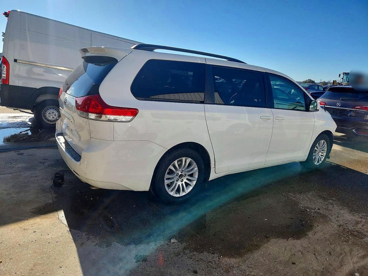 2014 TOYOTA SIENNA XLE 8-PASSENGER photo 3