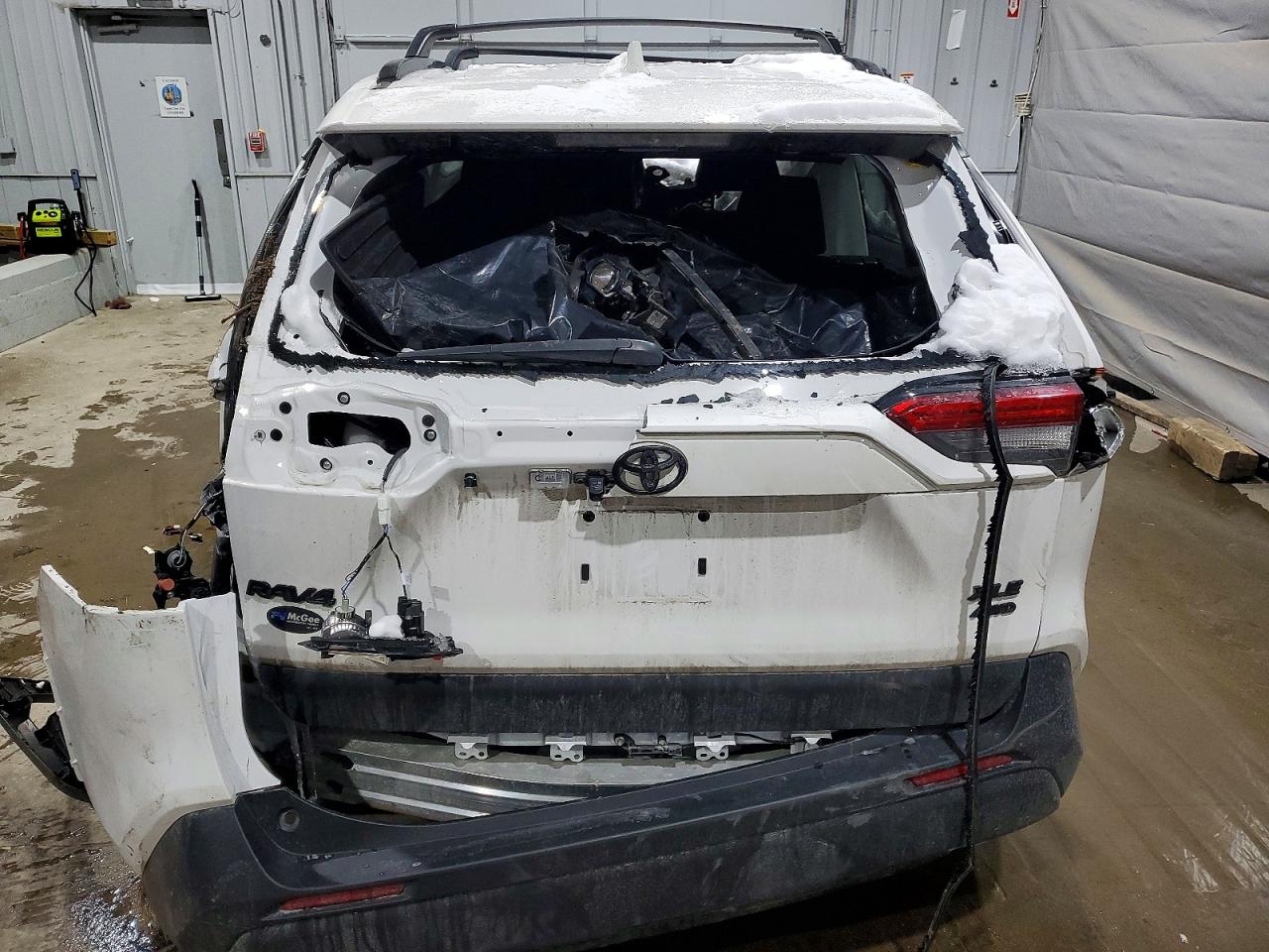 2025 TOYOTA RAV4 XLE photo 16