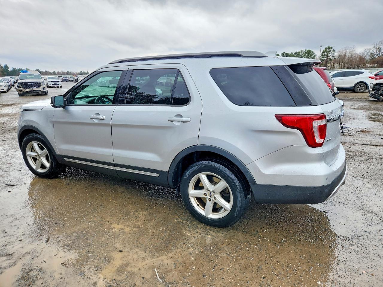 2017 FORD EXPLORER XLT photo 4