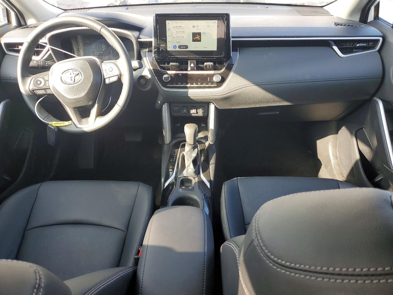 2025 TOYOTA COROLLA CROSS XLE photo 8