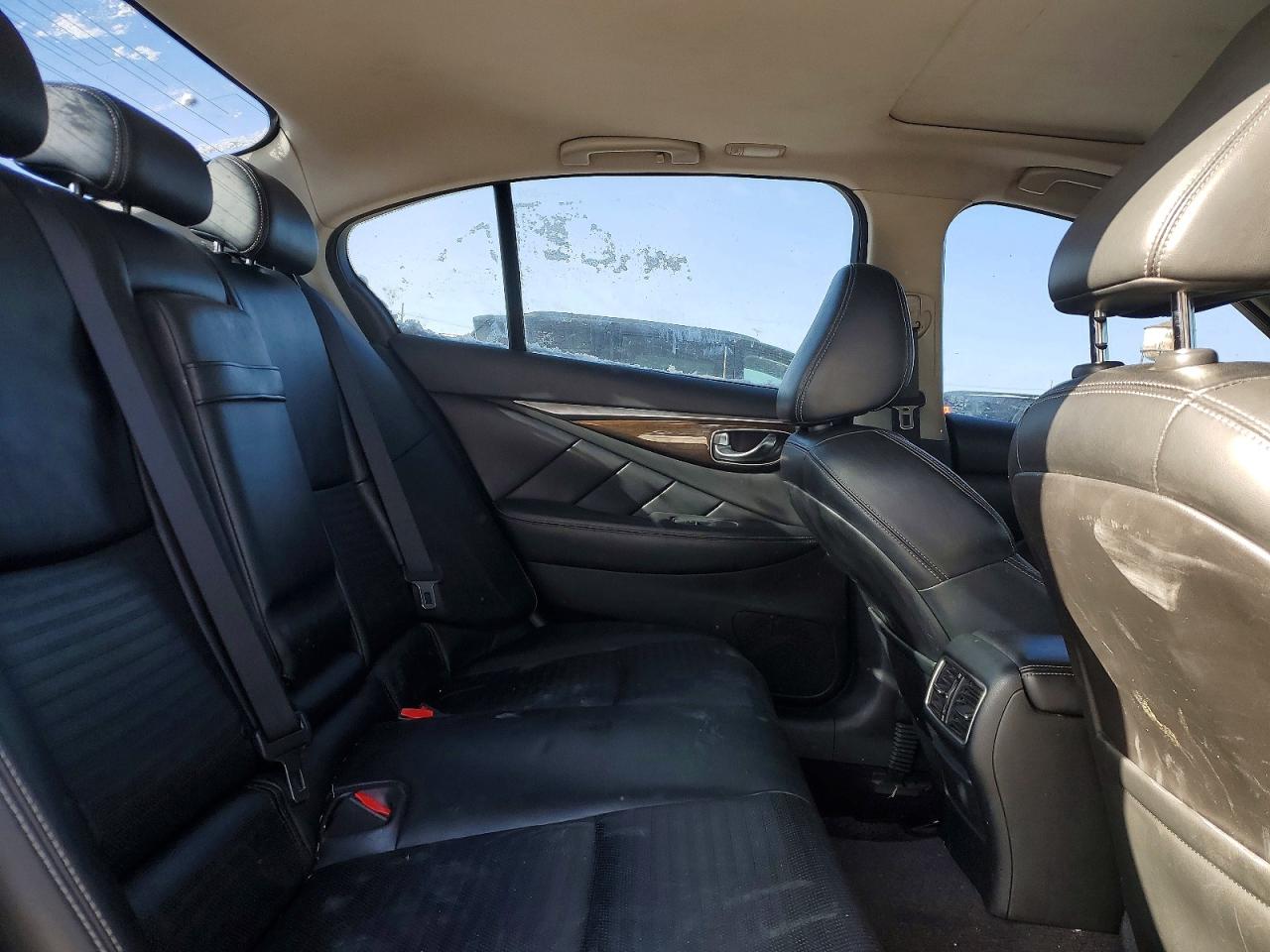 2015 INFINITI Q50 photo 28