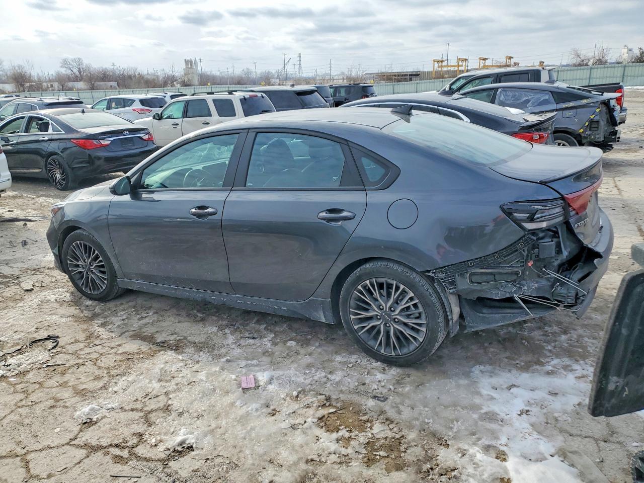 2024 KIA FORTE GT LINE photo 2