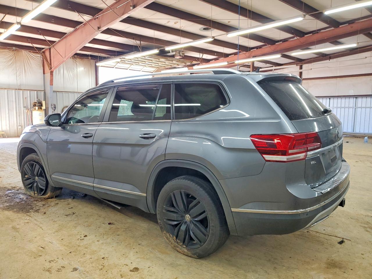 2018 VOLKSWAGEN ATLAS SEL photo 2