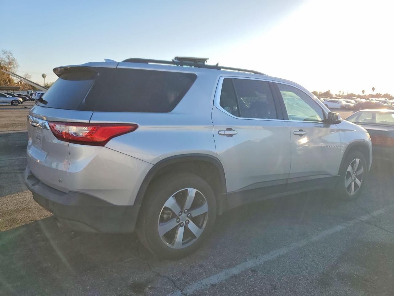 2020 CHEVROLET TRAVERSE LT photo 5
