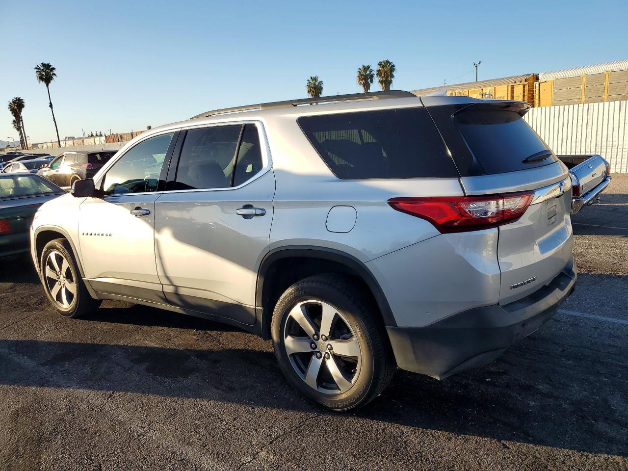 2020 CHEVROLET TRAVERSE LT photo 3