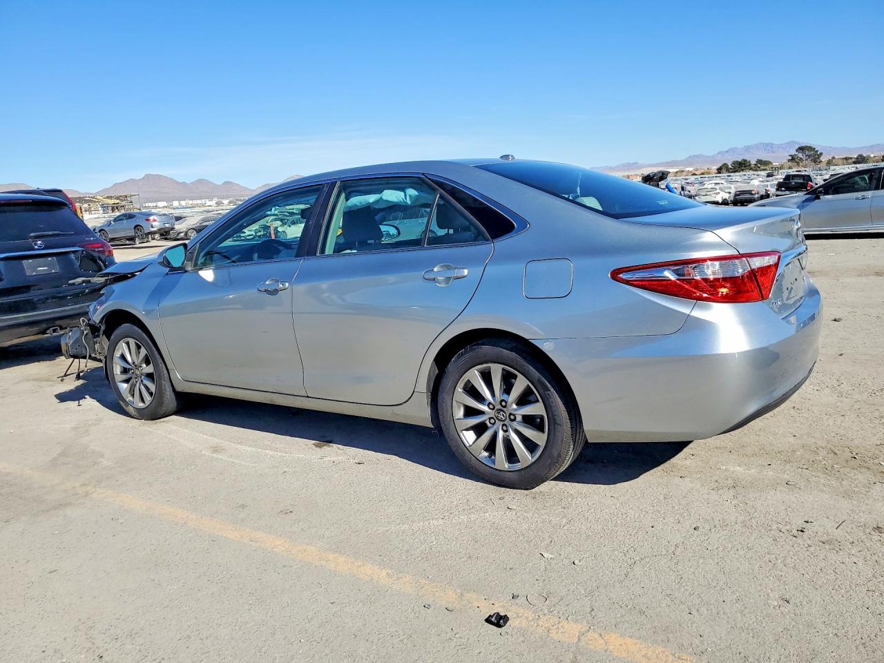 2016 TOYOTA CAMRY XLE photo 2