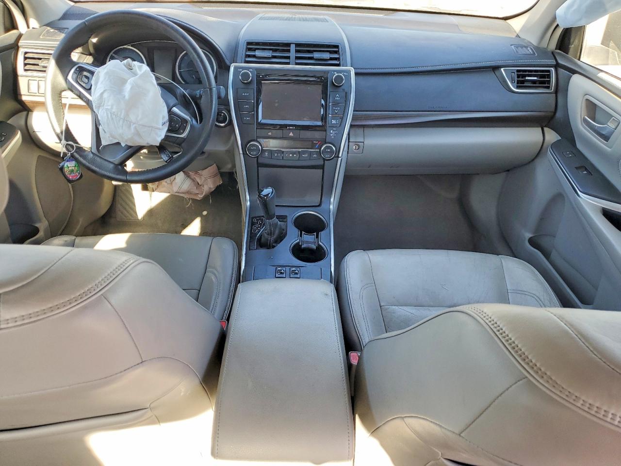 2016 TOYOTA CAMRY XLE photo 8