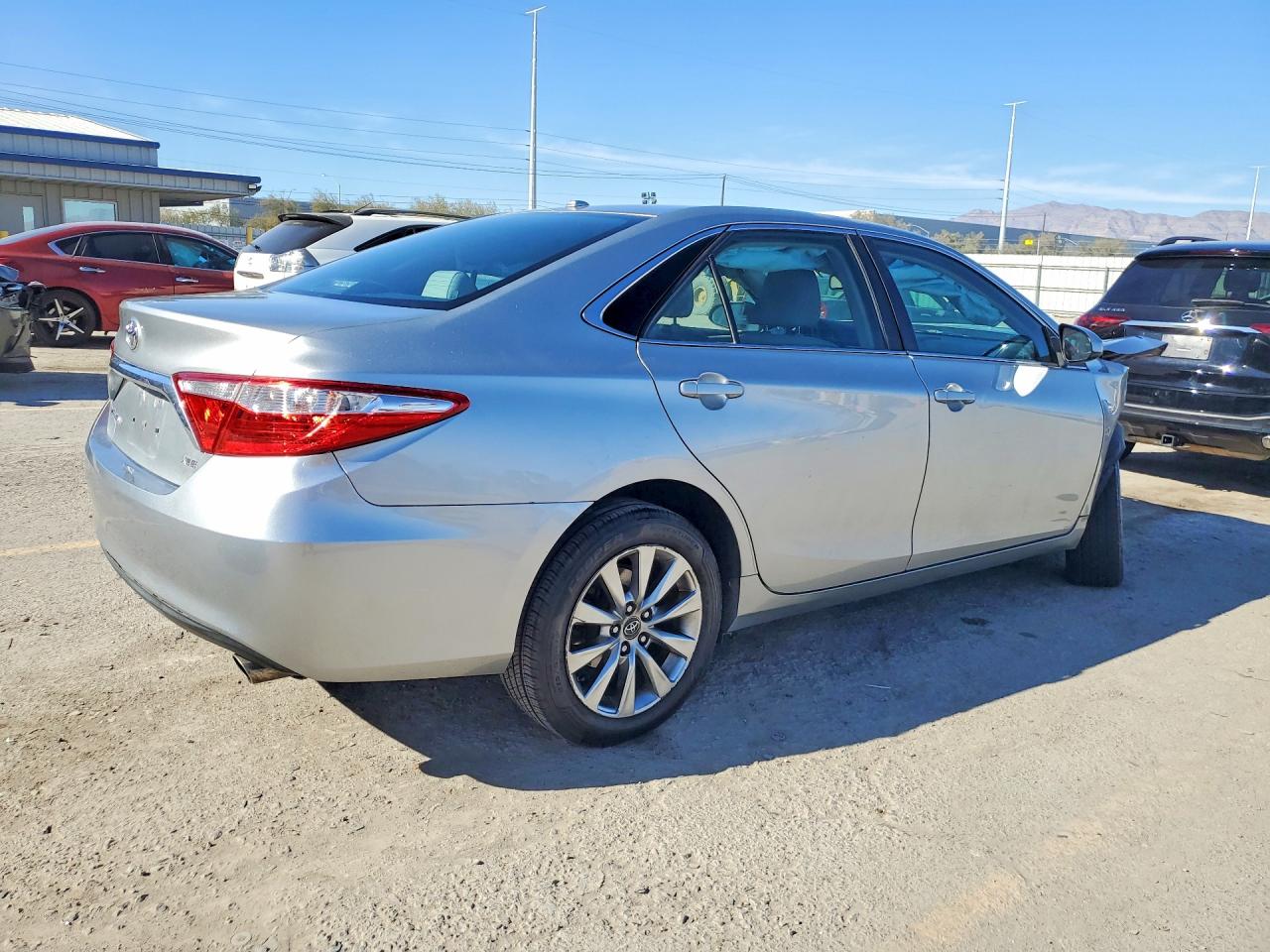 2016 TOYOTA CAMRY XLE photo 3