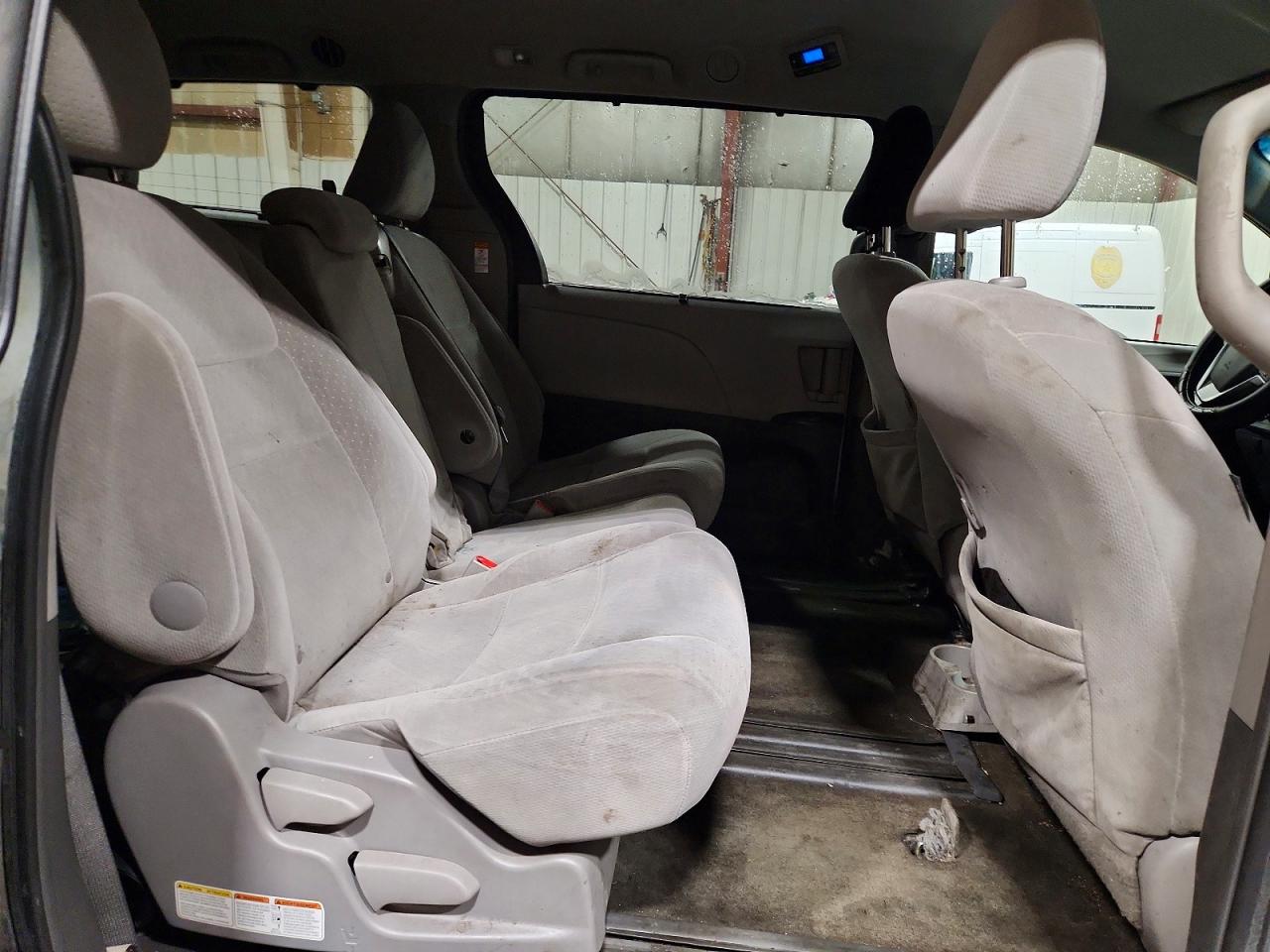 2015 TOYOTA SIENNA LE photo 31