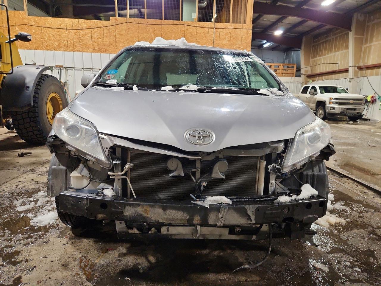 2015 TOYOTA SIENNA LE photo 13
