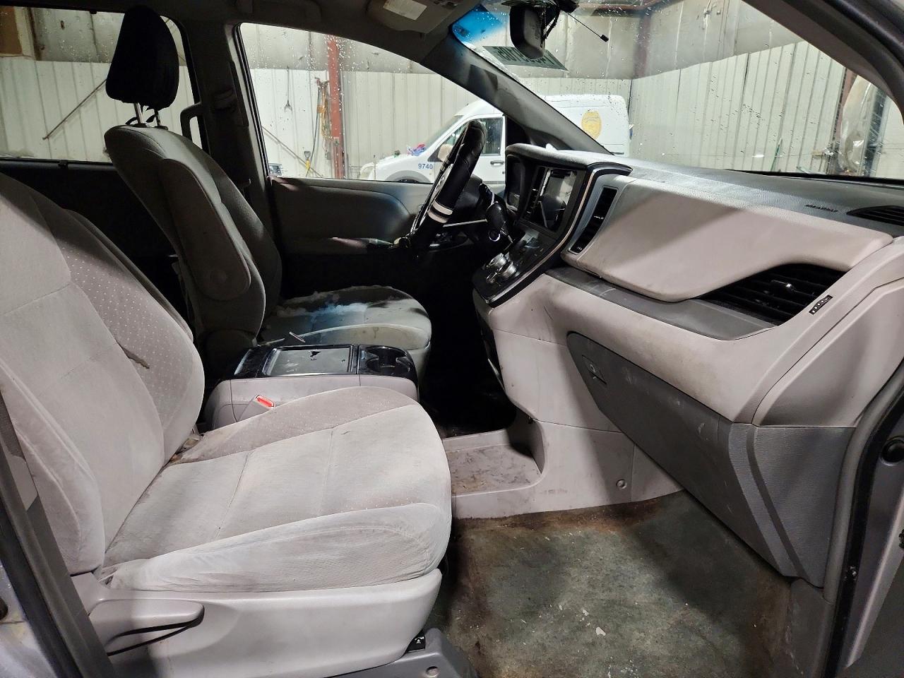 2015 TOYOTA SIENNA LE photo 19