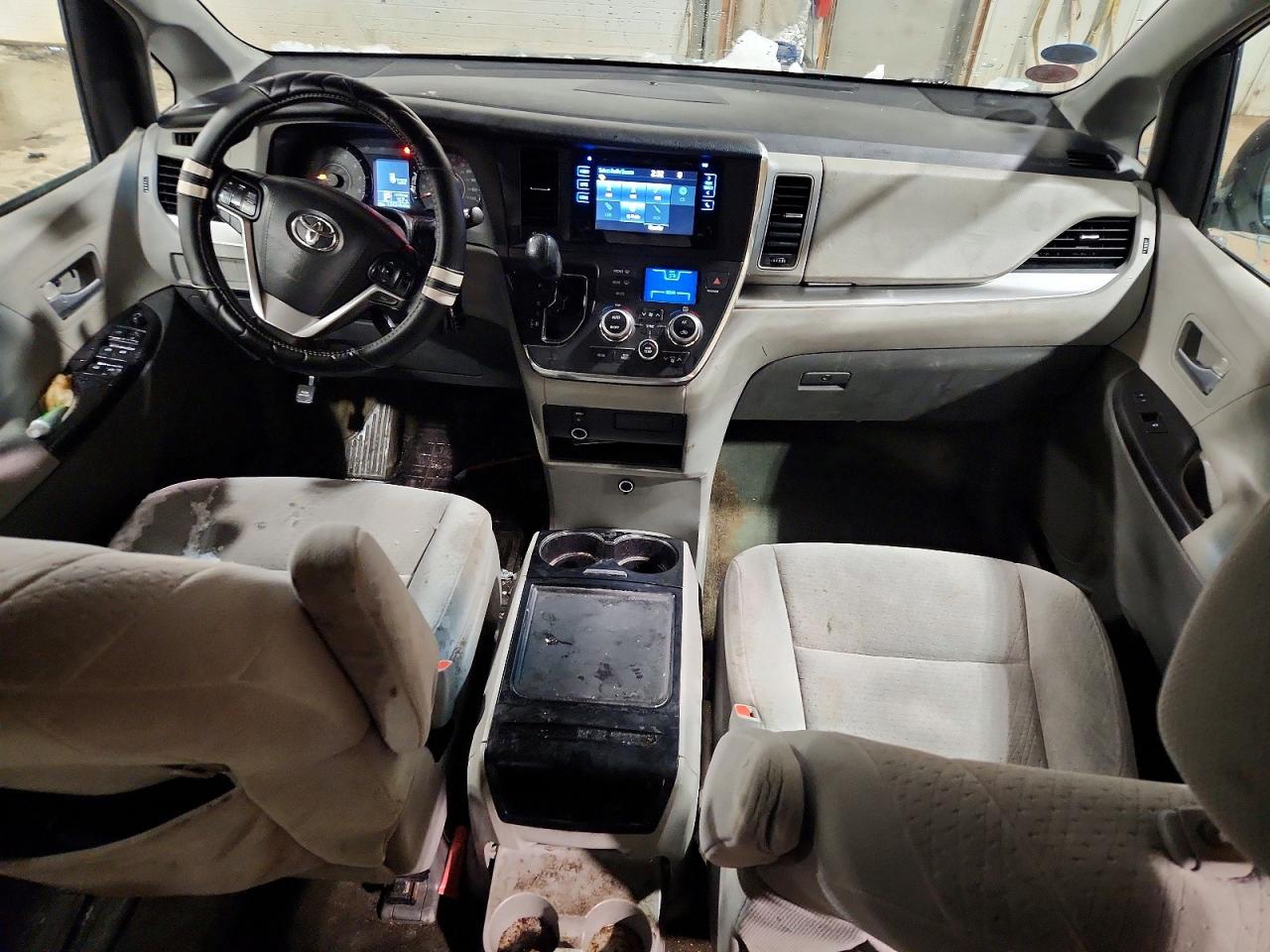 2015 TOYOTA SIENNA LE photo 22