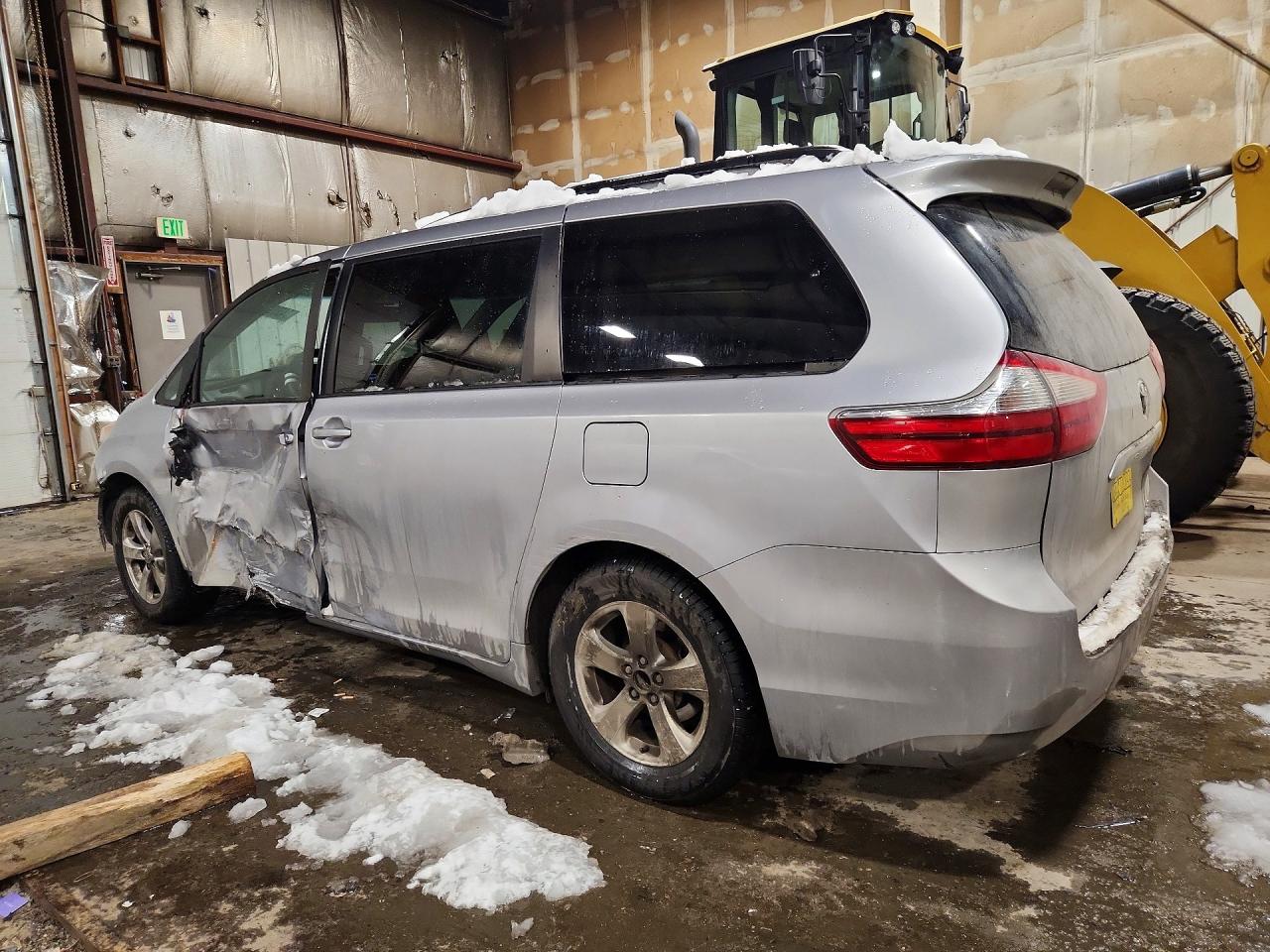 2015 TOYOTA SIENNA LE photo 4