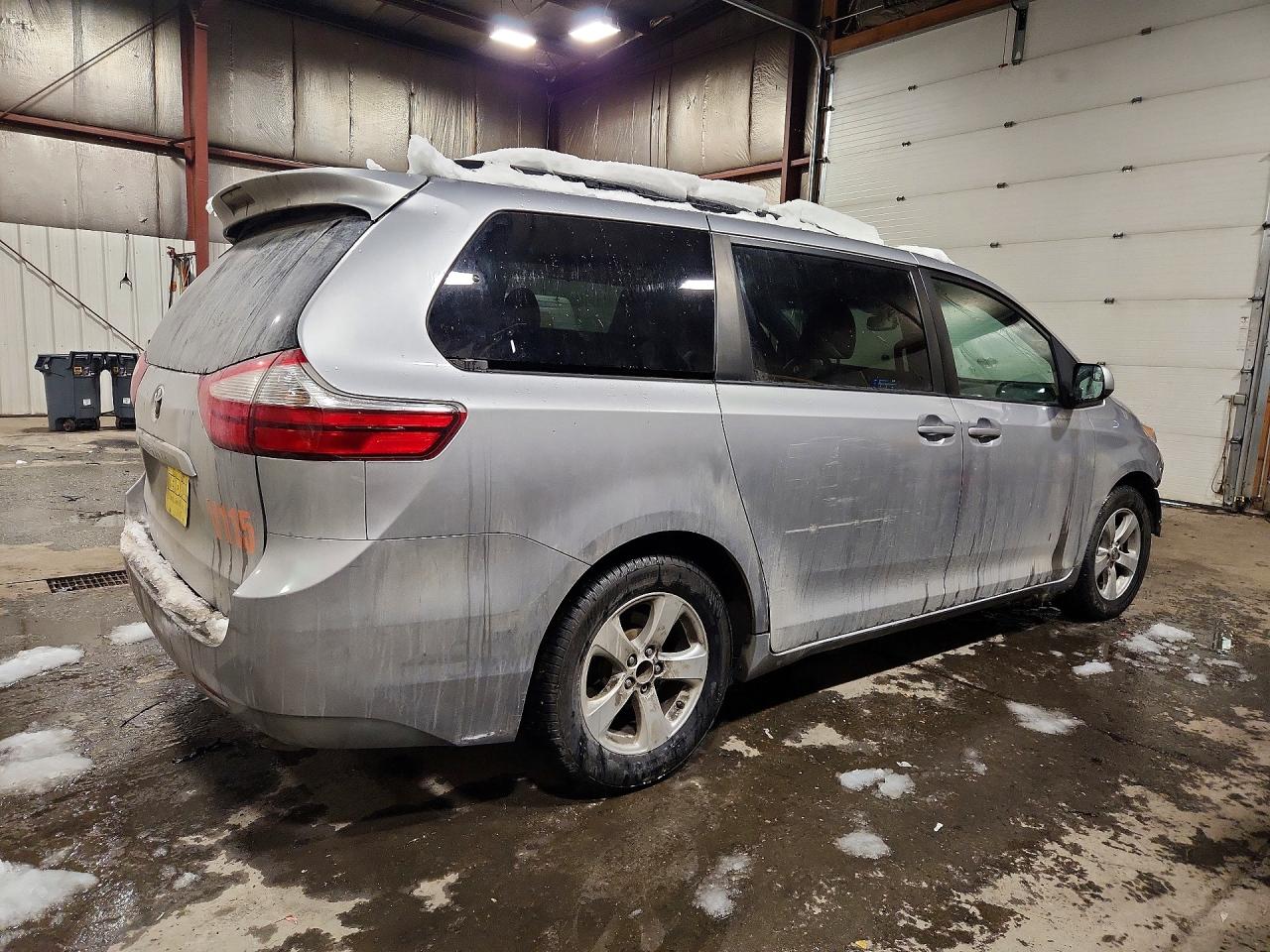 2015 TOYOTA SIENNA LE photo 7