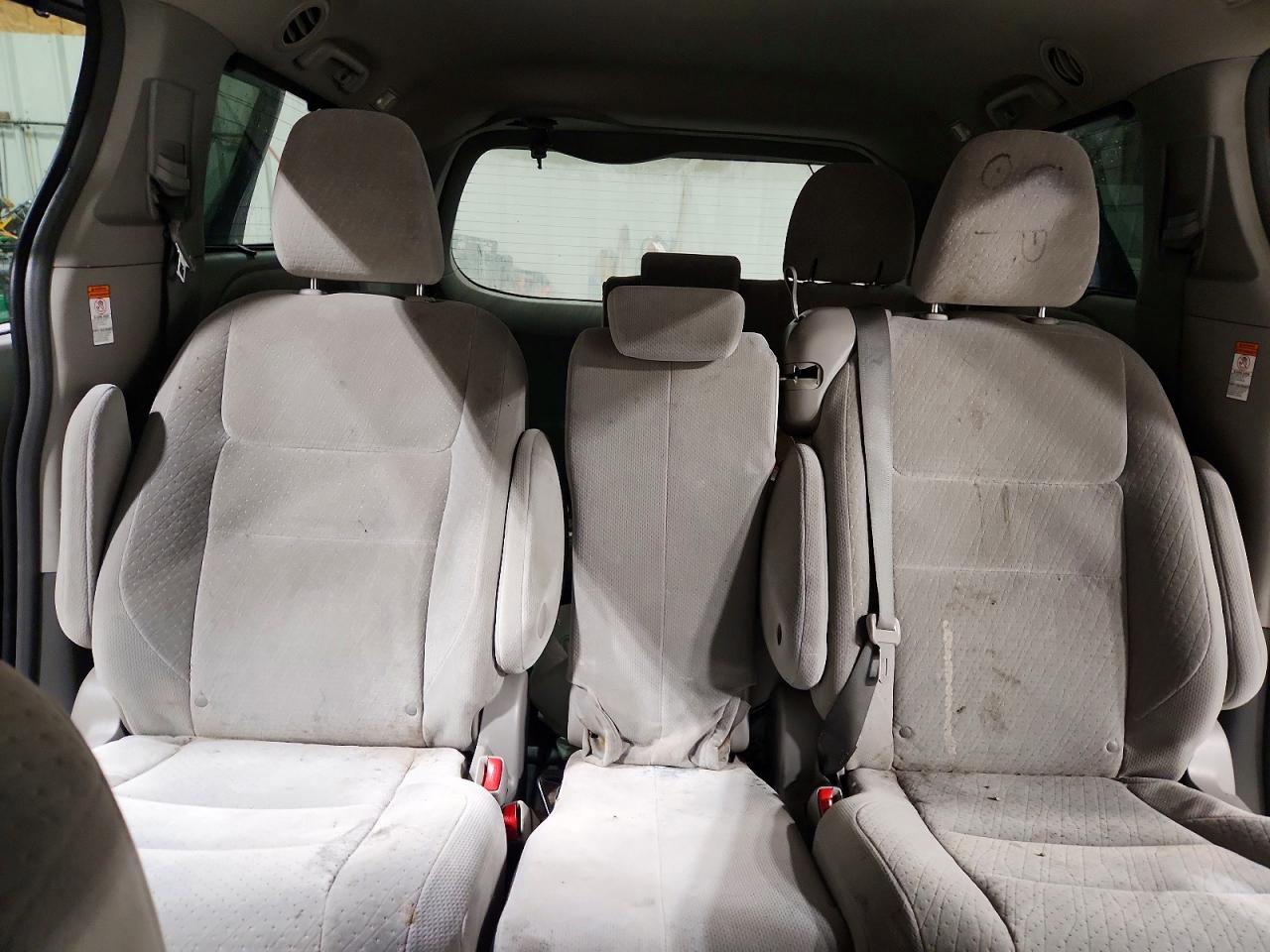 2015 TOYOTA SIENNA LE photo 28