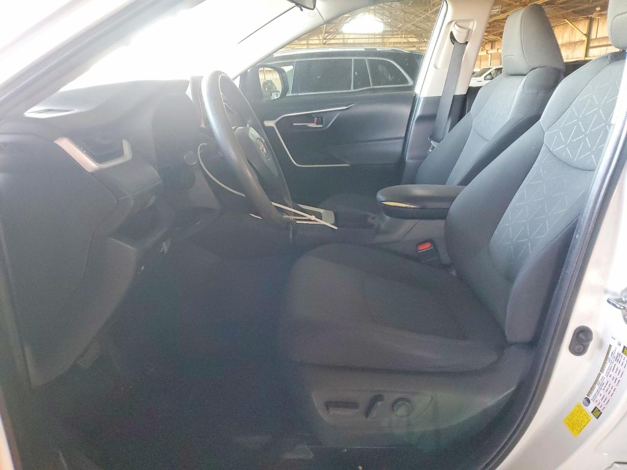 2021 TOYOTA RAV4 XLE photo 13
