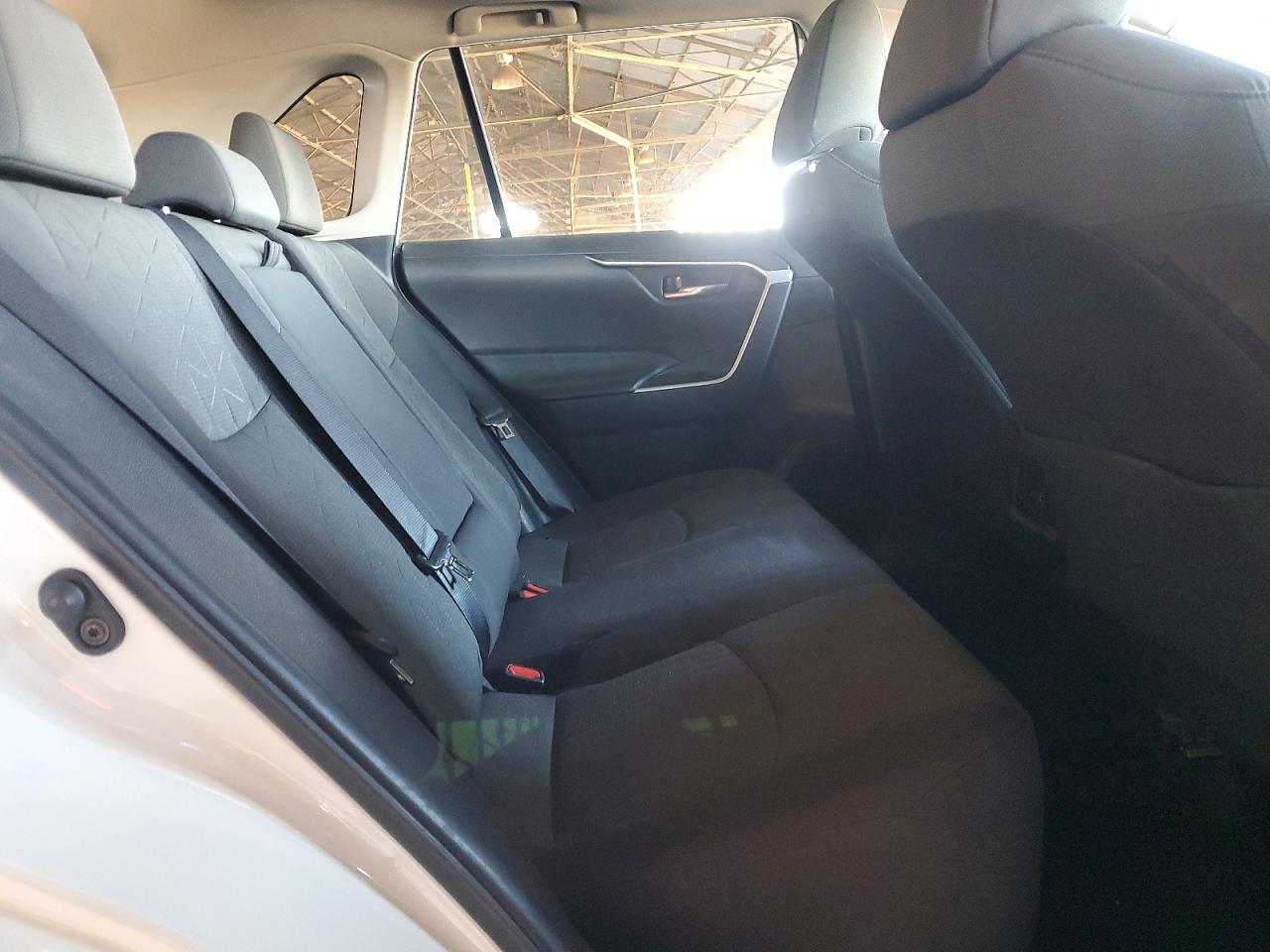 2021 TOYOTA RAV4 XLE photo 19