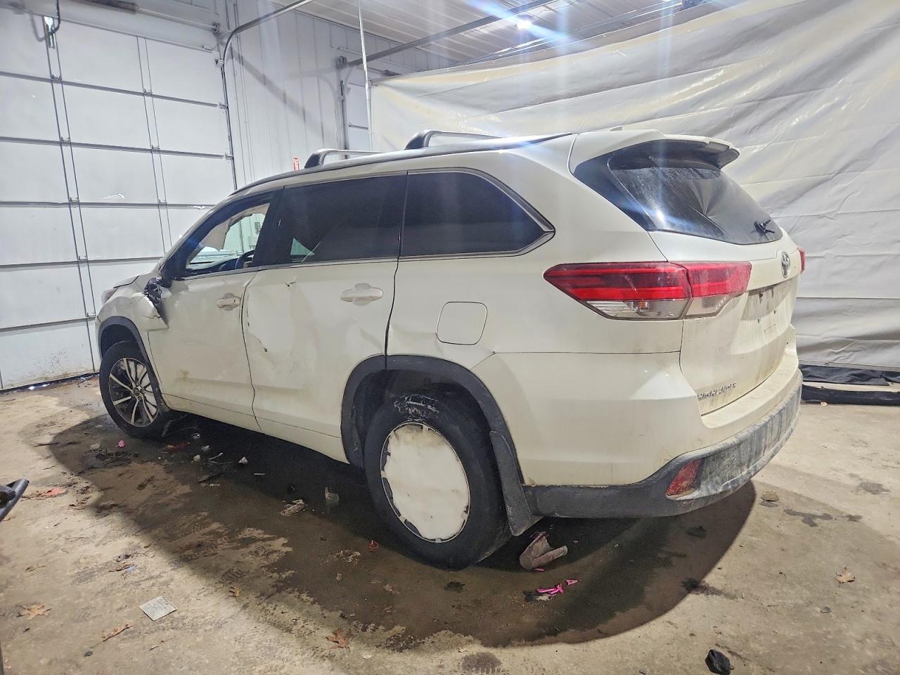 2017 TOYOTA HIGHLANDER XLE photo 2