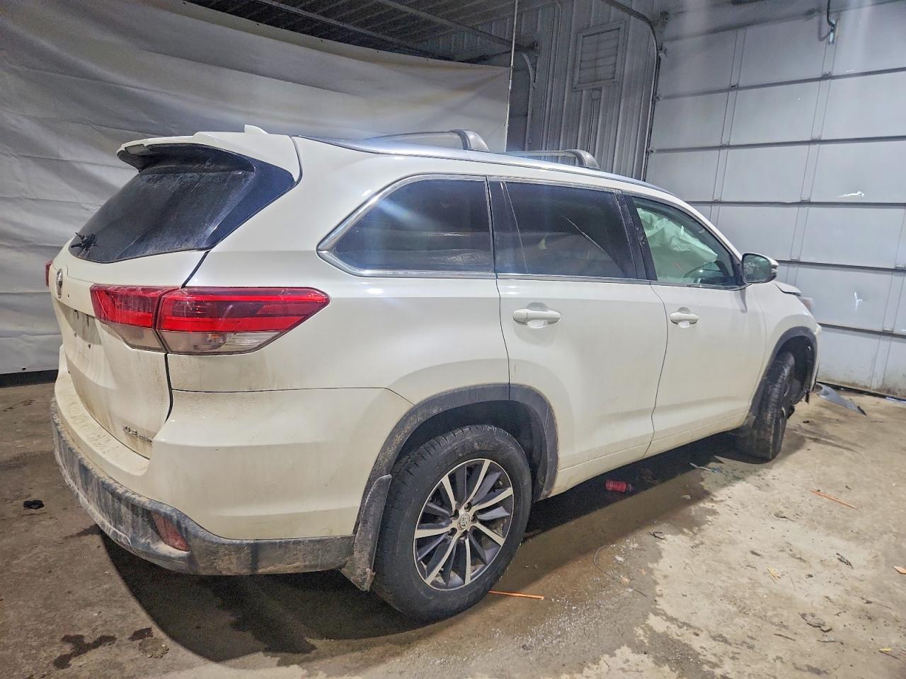 2017 TOYOTA HIGHLANDER XLE photo 3