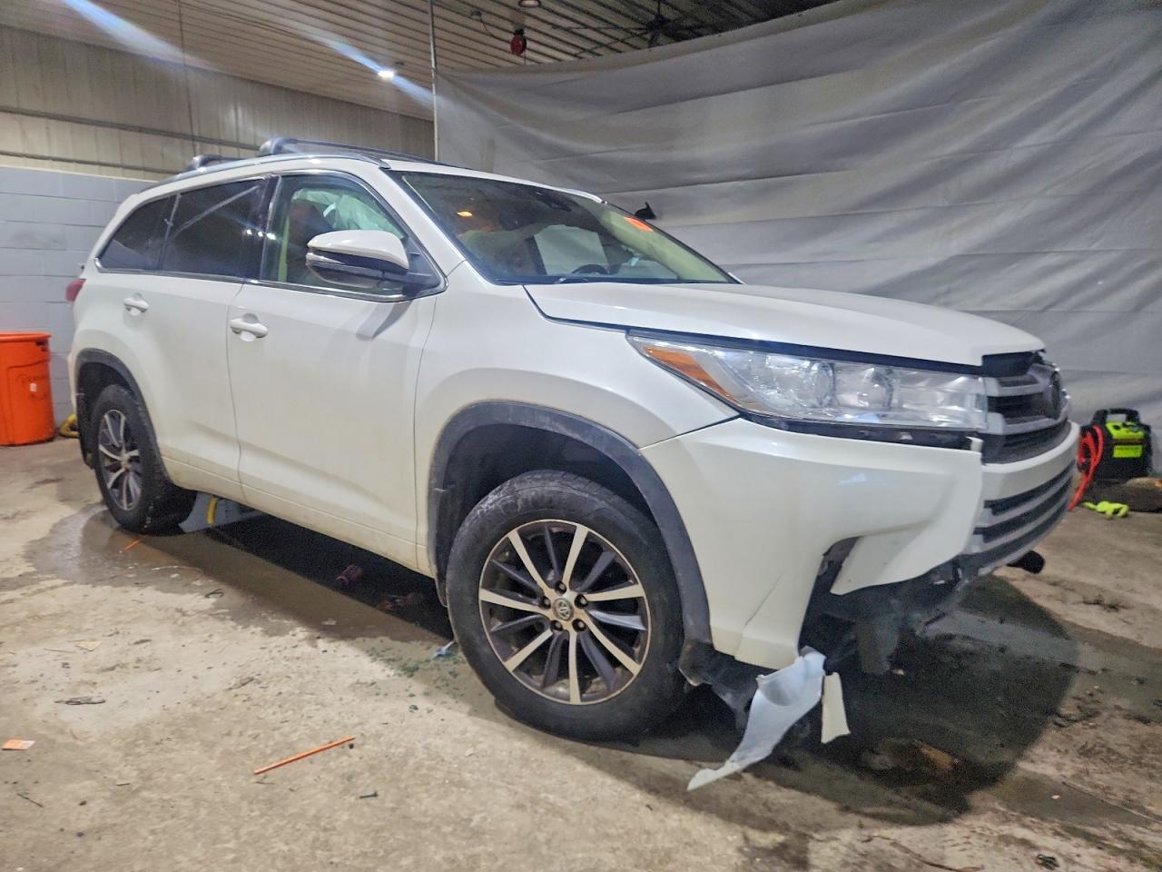 2017 TOYOTA HIGHLANDER XLE photo 4
