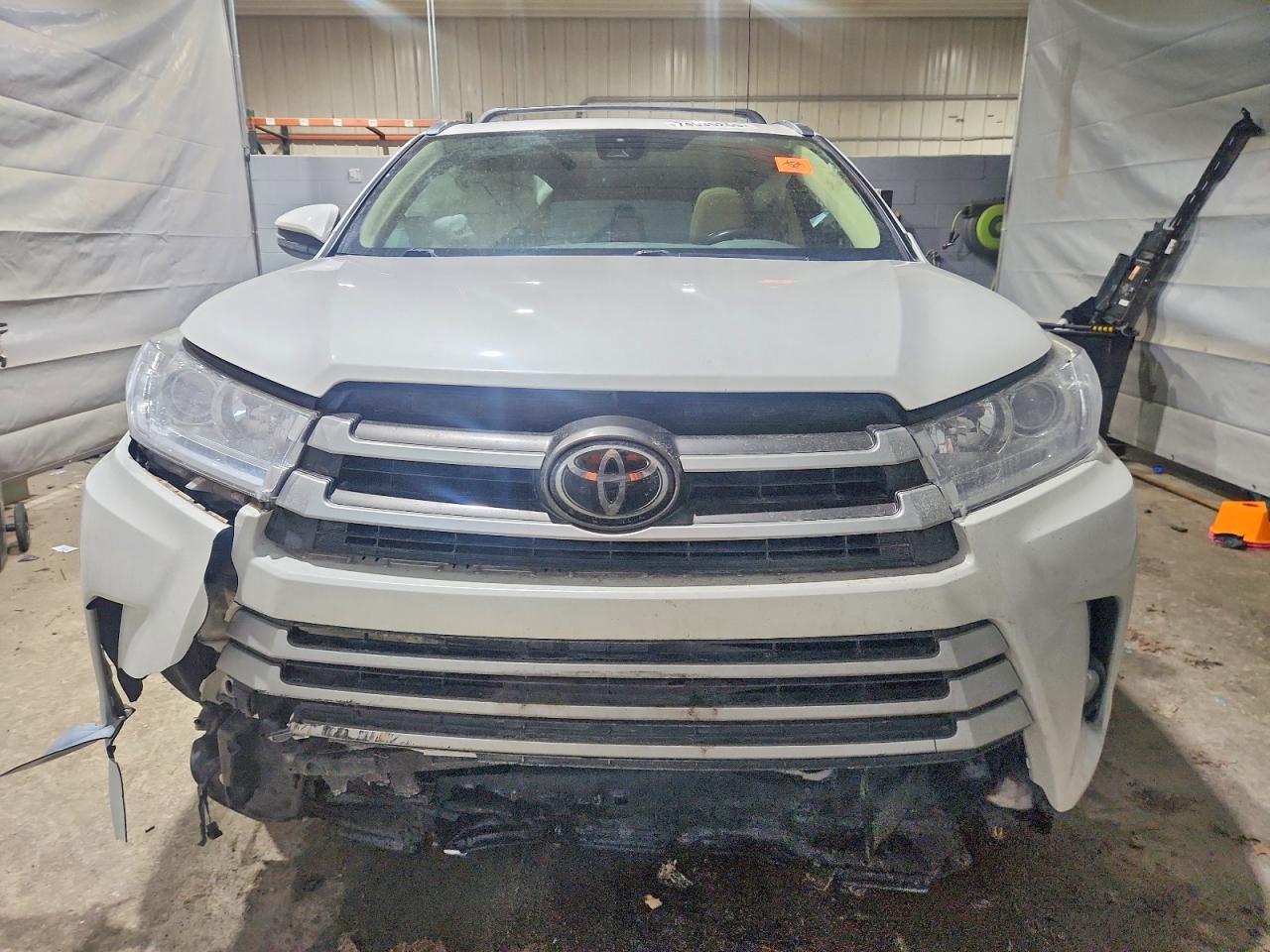 2017 TOYOTA HIGHLANDER XLE photo 5