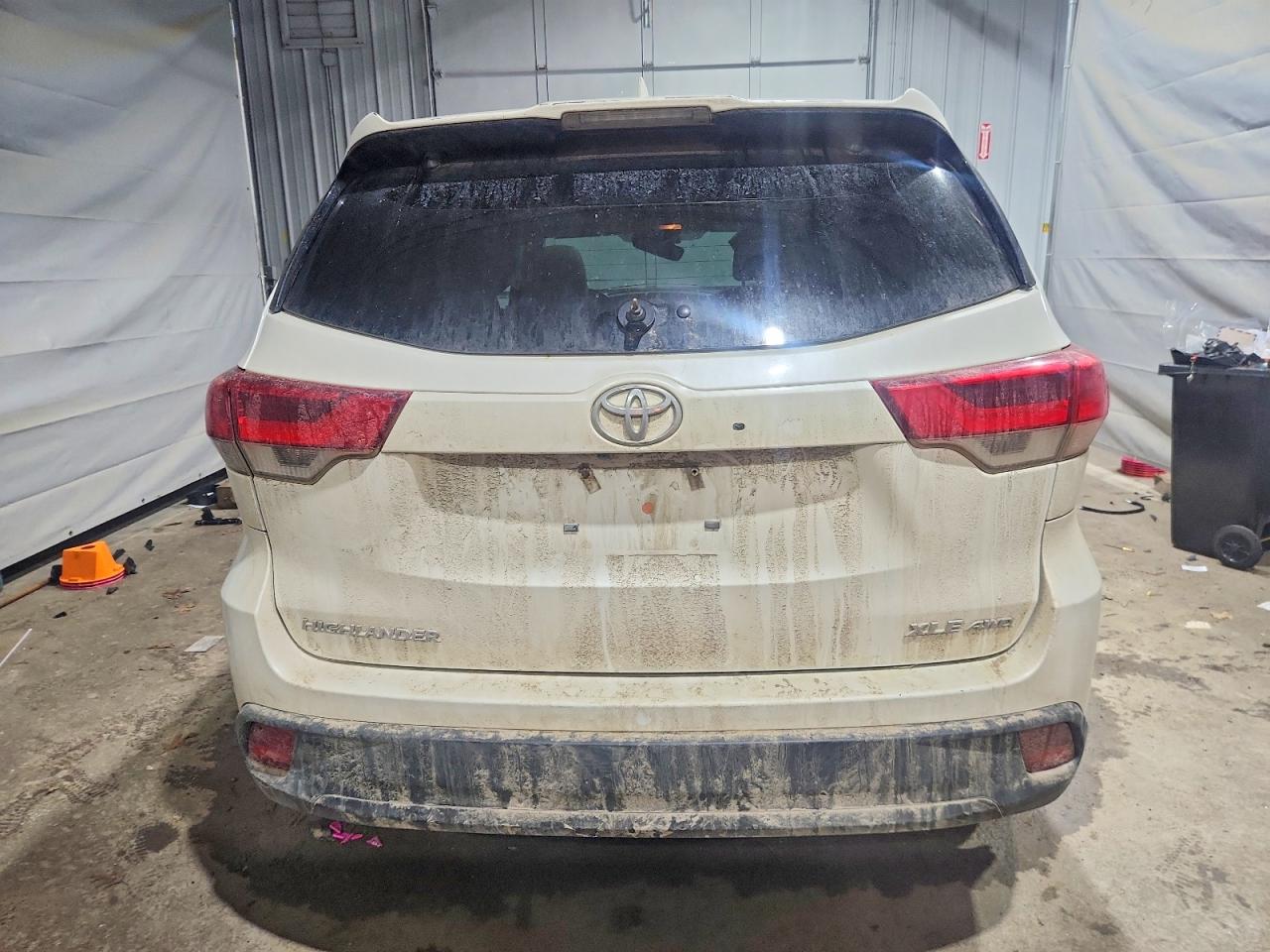 2017 TOYOTA HIGHLANDER XLE photo 6