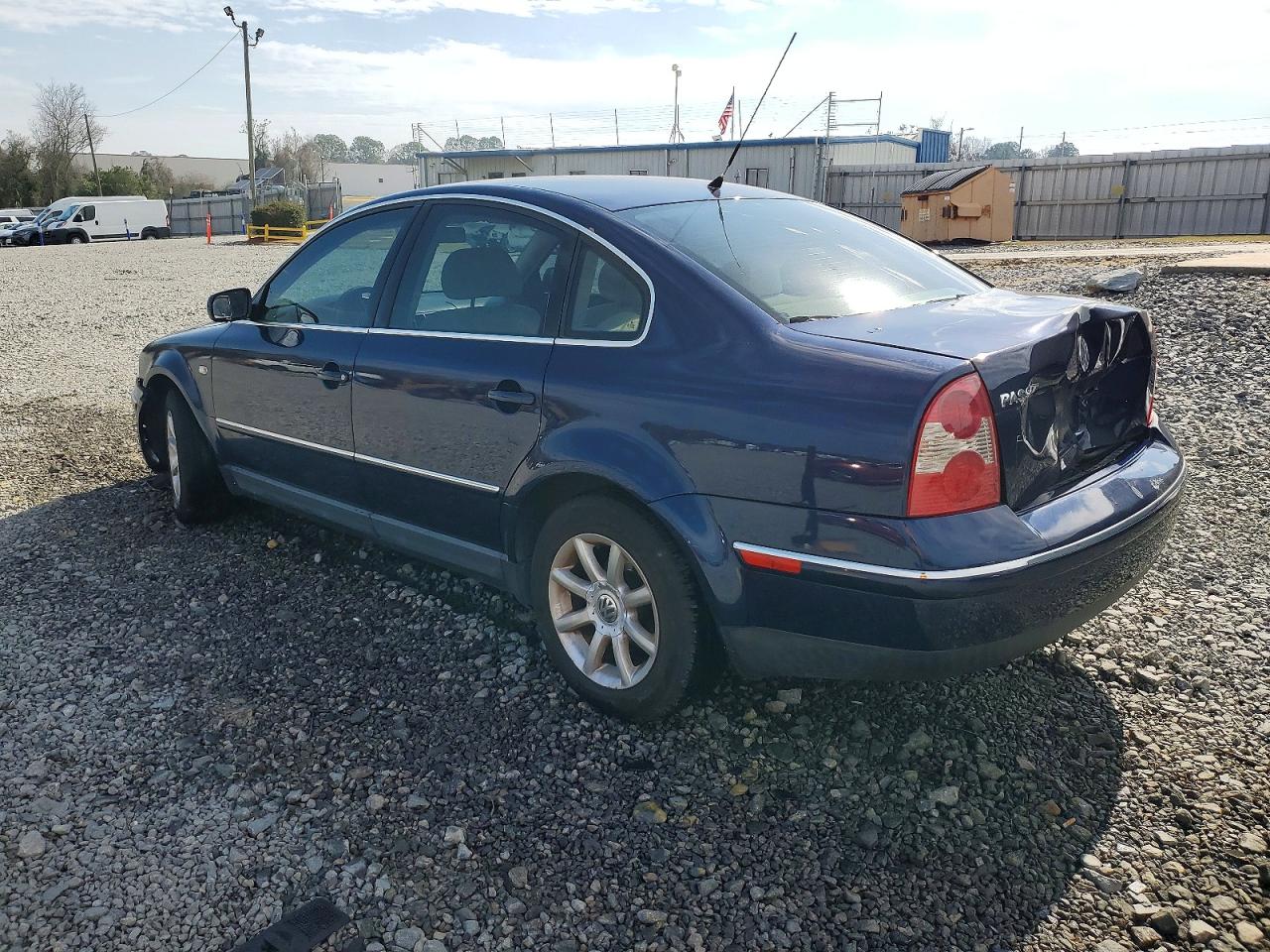 2004 VOLKSWAGEN PASSAT GLS photo 2