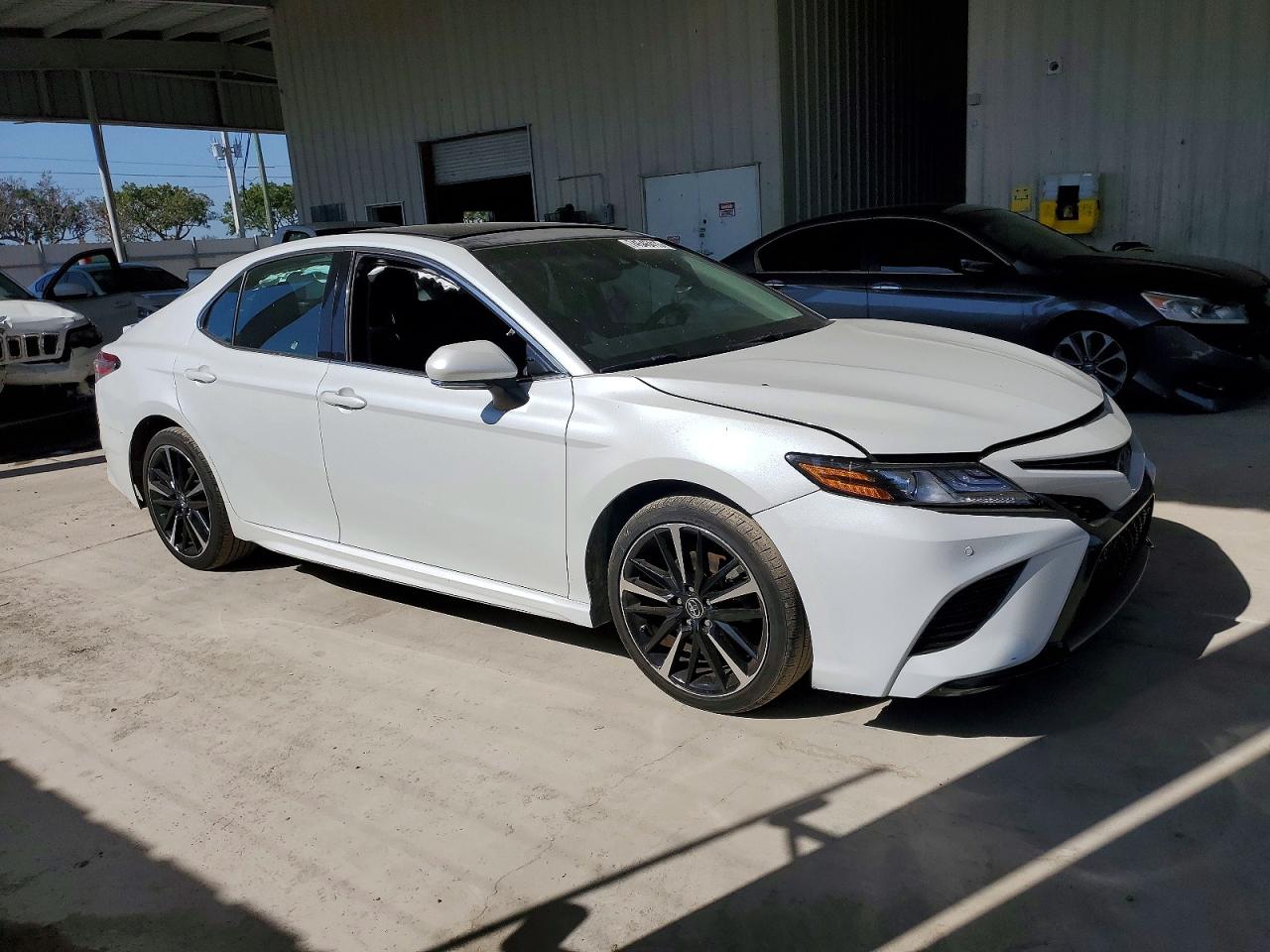 2018 TOYOTA CAMRY XSE photo 9